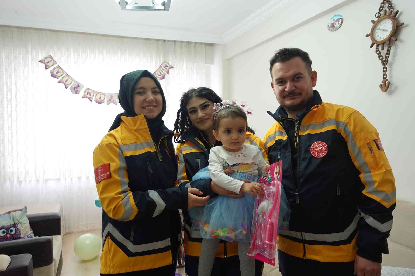 Ambulansta doğan Almira, 2’nci yaşını doğumu yaptıran sağlık ekibiyle kutladı