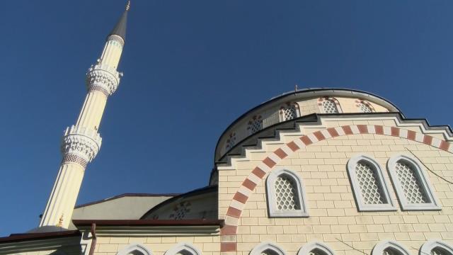 Camide namaz kılan adamın başına sıktı, sonra karakola gidip sebebini anlattı