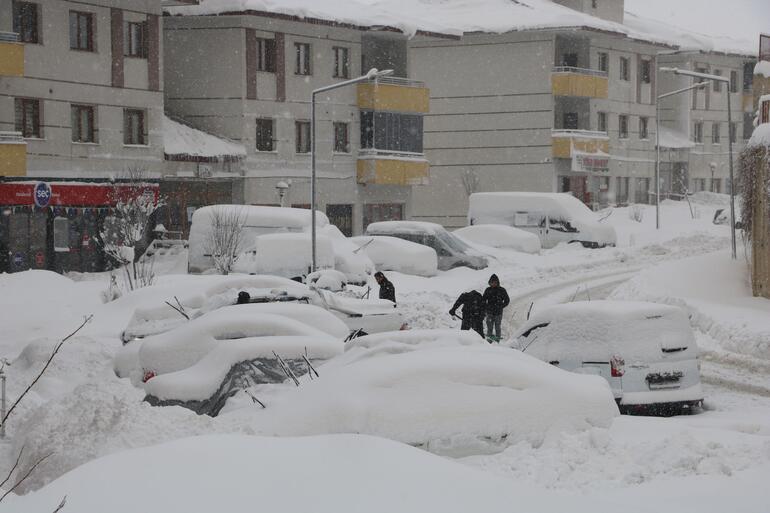 Yüksekova'da araçlar kara gömüldü; 177 yerleşim yerinin yolu kapalı