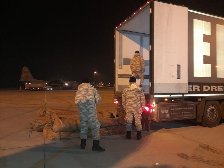 İstanbul'a 11 TIR'la ulaşan uluslararası yardımlar uçakla deprem bölgesine gönderildi