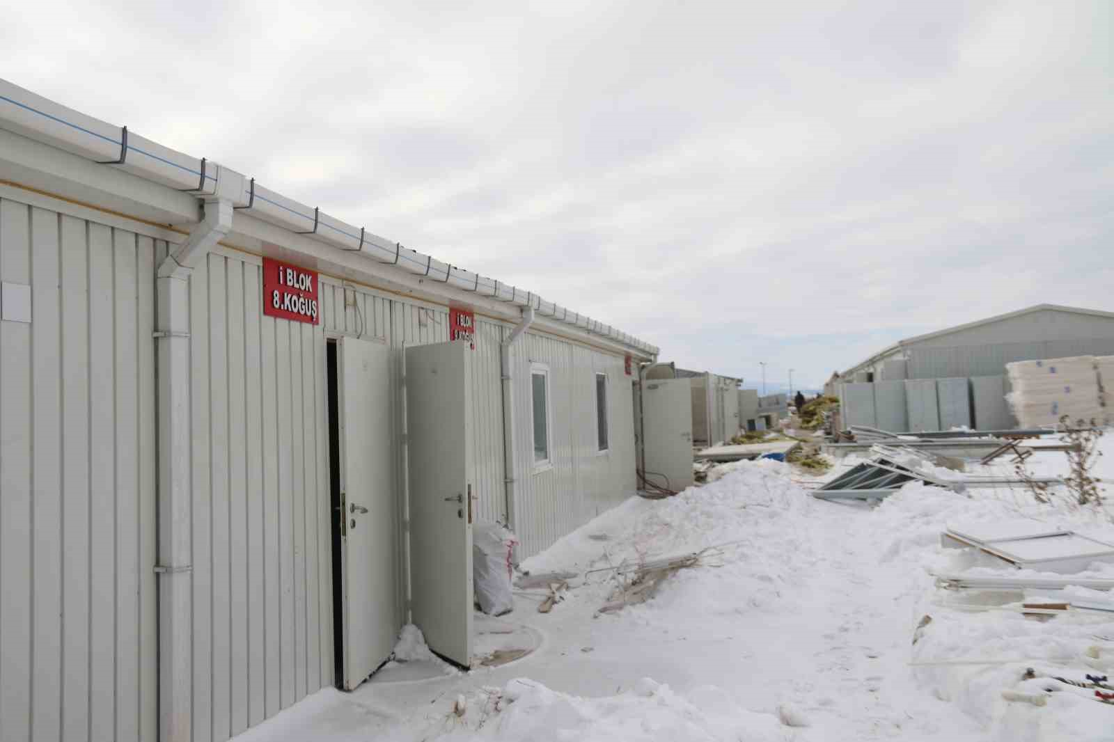 Depremin merkezine tam donanımlı bin kişilik prefabrik bina