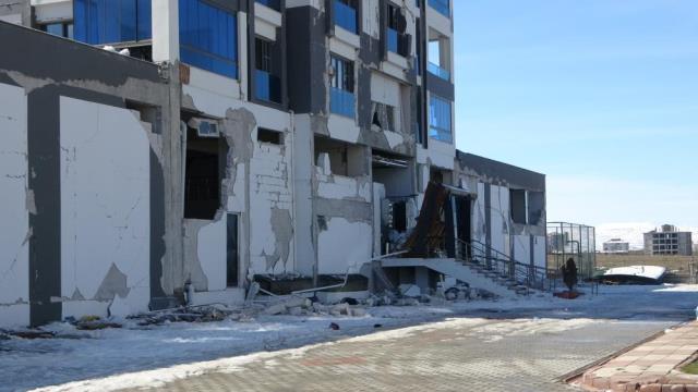 Milyonluk yeni daireleri depremde yıkılan vatandaşlar isyan etti: Kimlerin sorumluluğu varsa Allah cezasını versin