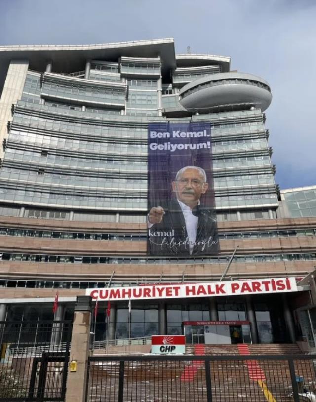 Cumhurbaşkanı Erdoğan'ın sert sözleri sonrası CHP Genel Merkezi'ne asılan pankart değiştirildi