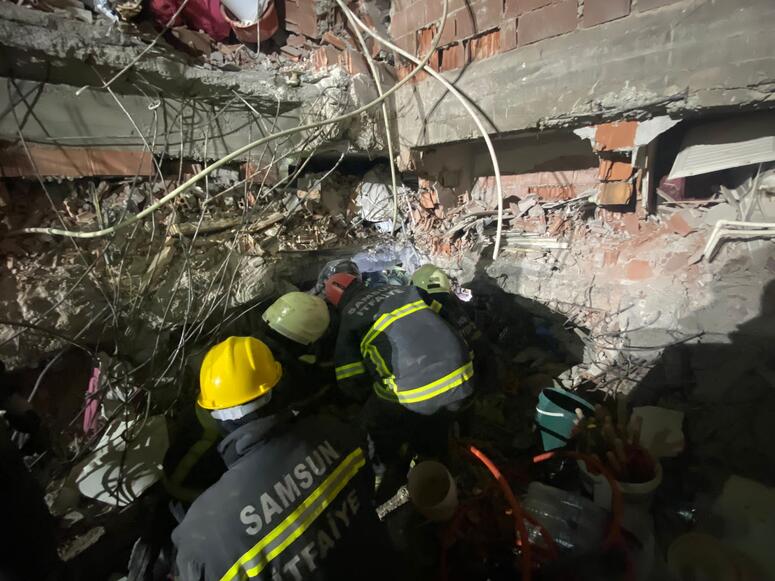 Elbistan'da 3 kişilik aile, 72 saat sonra enkazdan kurtarıldı