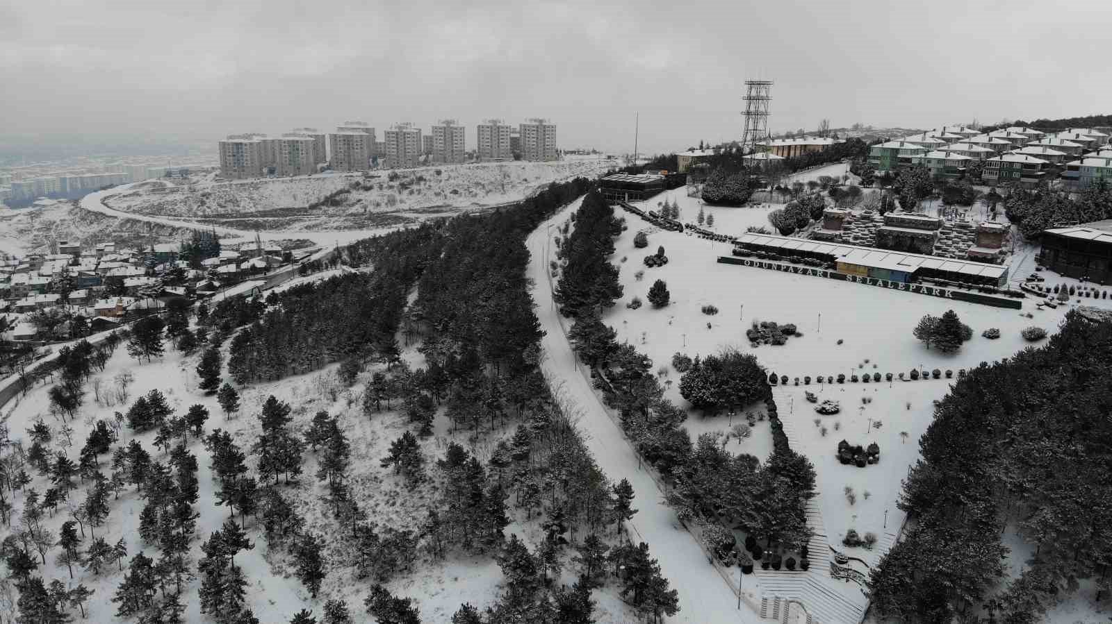 Eskişehir’de masalsı manzaralar oluşturan kar, bazıları için çileye dönüştü