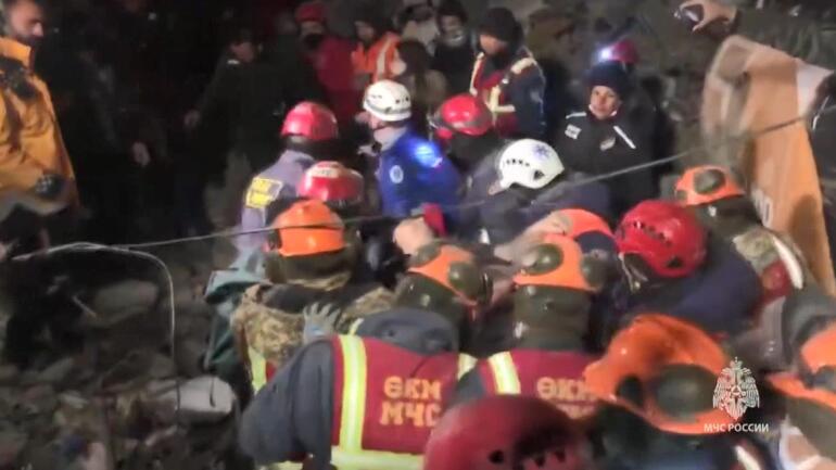 Rus ekipler, 160’ıncı saatte enkazdan bir kişiyi kurtardı