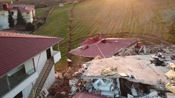 Köyü ikiye bölen yarık! Tarlaları ayırdı, evleri yerle bir etti