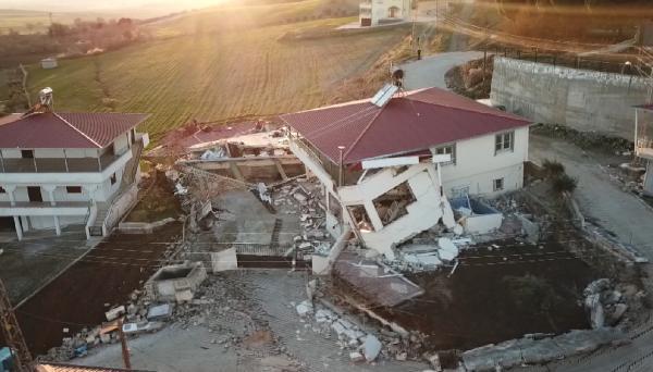 Köyü ikiye bölen yarık! Tarlaları ayırdı, evleri yerle bir etti