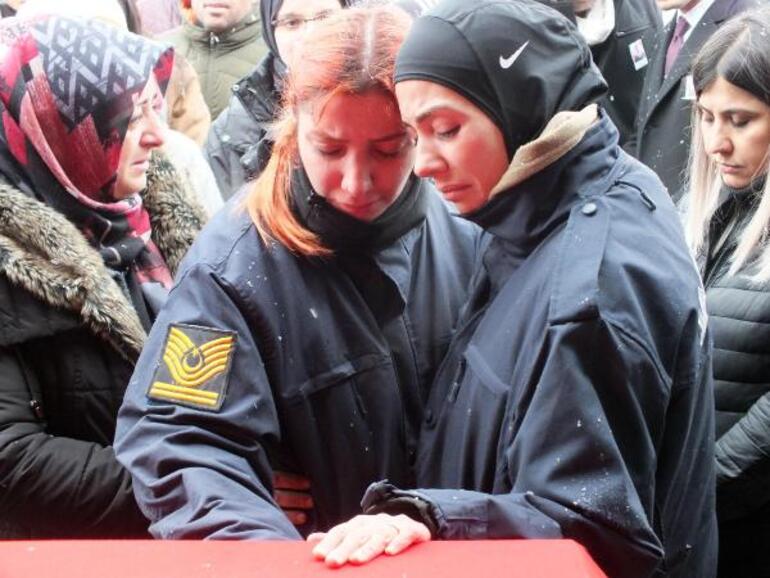 Depremde hayatını kaybeden astsubaya kızlarından üniformalı veda
