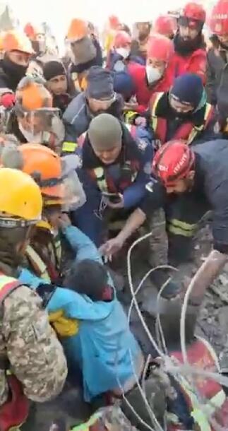 Kahramanmaraş'ta Hatice, 180'inci saatte enkazdan kurtarıldı
