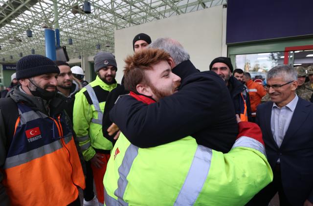 Bakan Akar: 25 bin Mehmetçik depremin vurduğu bölgelerde görev alıyor