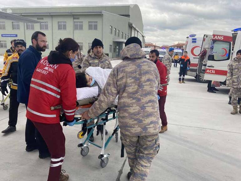 Deprem bölgesinden 53 yaralı İstanbul'a getirildi