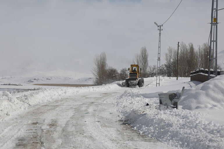 Van'da 85 yerleşim yerinin yolu, kardan kapandı