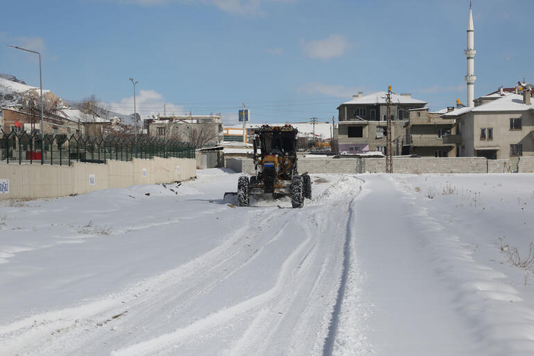 Van'da 85 yerleşim yerinin yolu, kardan kapandı