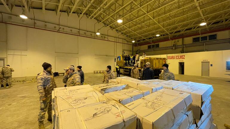 Sanayi ve Teknoloji Bakanlığı 250 adet duvar kırıcı iş makinesini deprem bölgesine gönderdi