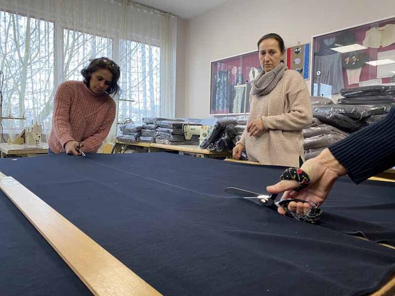 Öğretmenler, depremzedeler için battaniye ve bere üretiyor