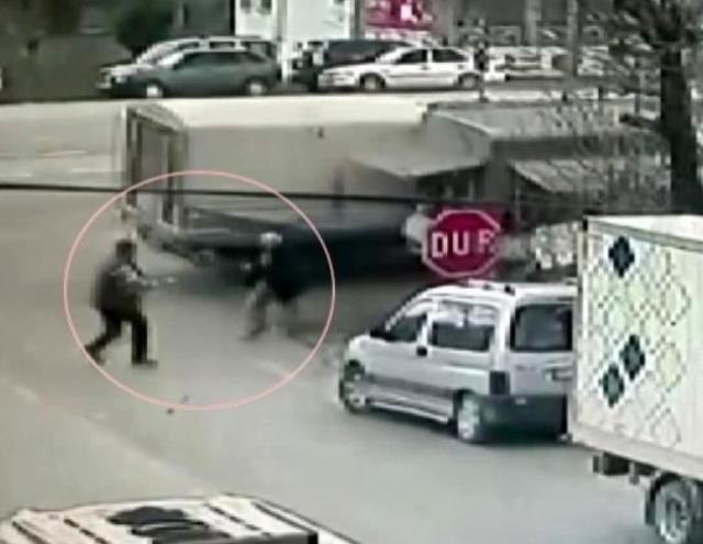 Sakarya'da yola atlayan sokak köpeğine çarpmamak için manevra yapan sürücü, kamyonete çarptı