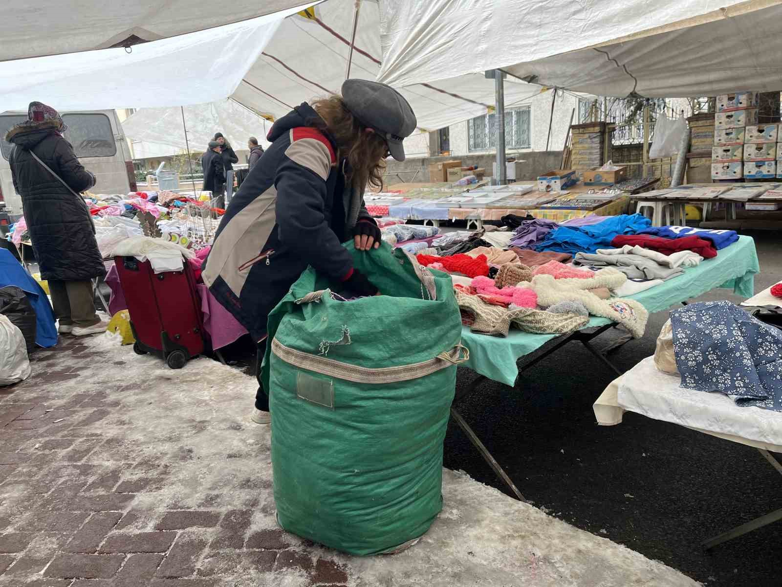 Pazarcı kadınlar deprem bölgesine yardım göndermek için bir araya geldi
