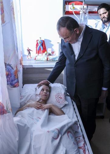 Bakan Bozdağ'dan 81 saat sonra kurtarılan 6 yaşındaki Beşir'e ziyaret