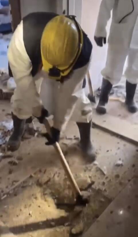 Hayat kurtaran madenci: Kazmalarımızın ucu beton kazmaktan büküldü, kırıldı