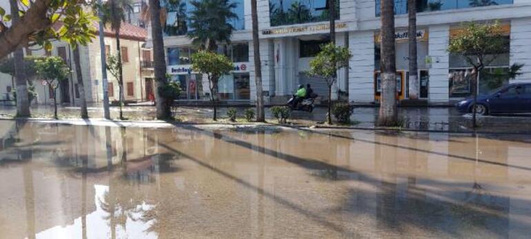 İskenderun sahilini basan deniz suyu çekildi