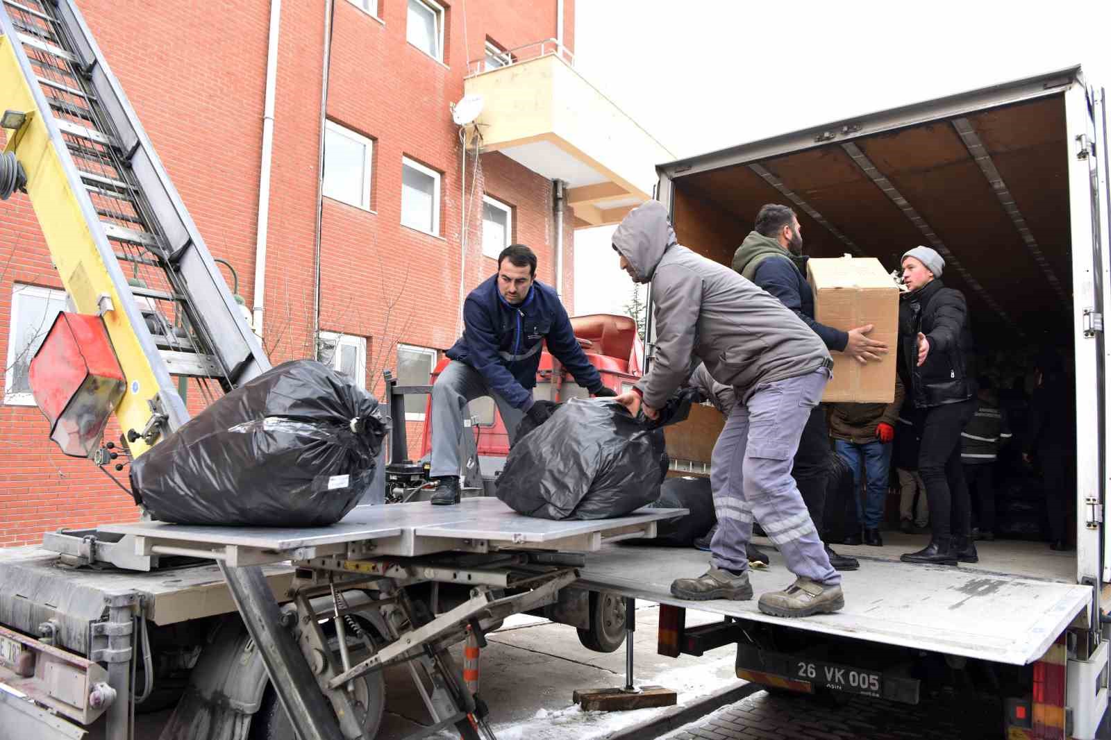 Anadolu Üniversitesi’nde toplanan yardımlar deprem bölgesine ulaştı