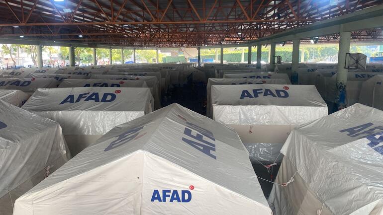 Adana'da depremzedeler için semt pazarları çadır kente dönüştürüldü