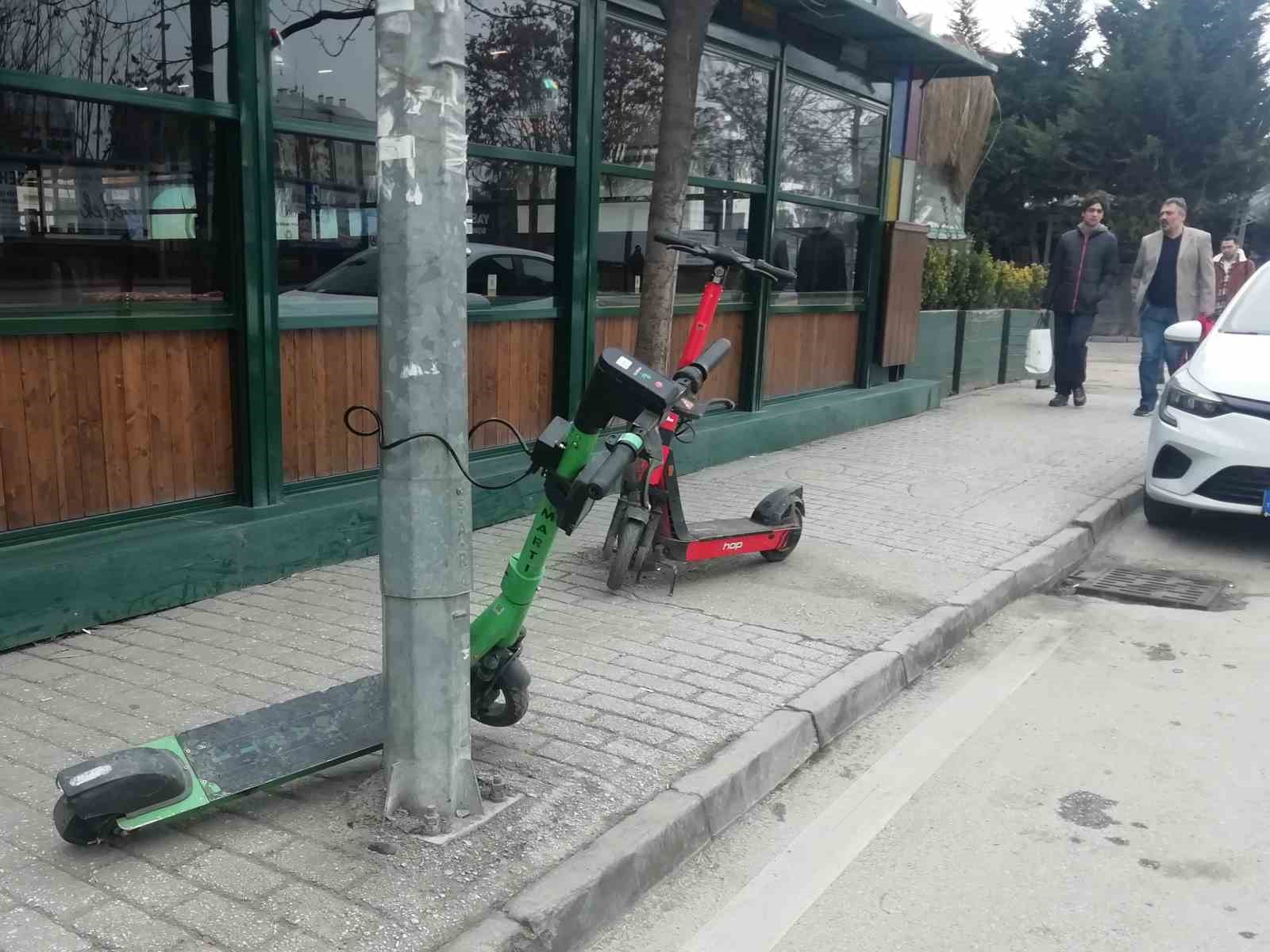 Özensizce park edilen scooterlar kaldırımdan geçenlere engel oluyor