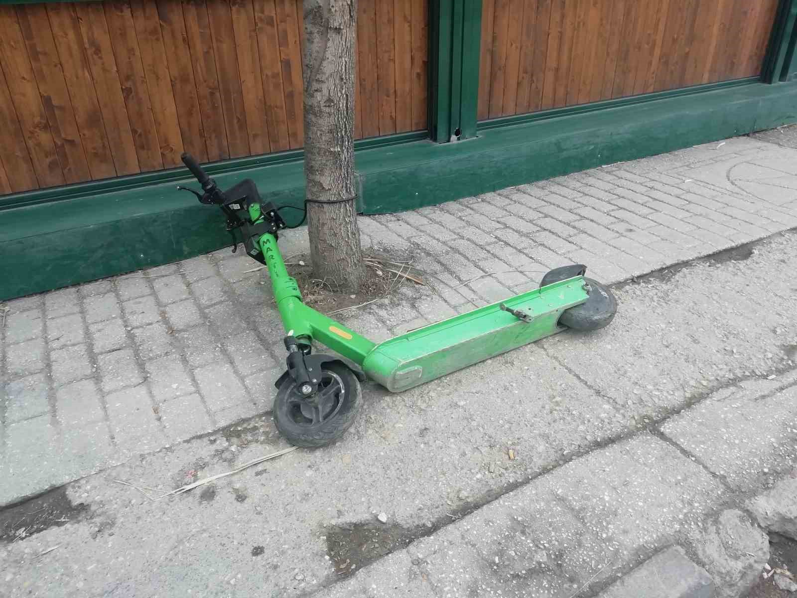 Özensizce park edilen scooterlar kaldırımdan geçenlere engel oluyor