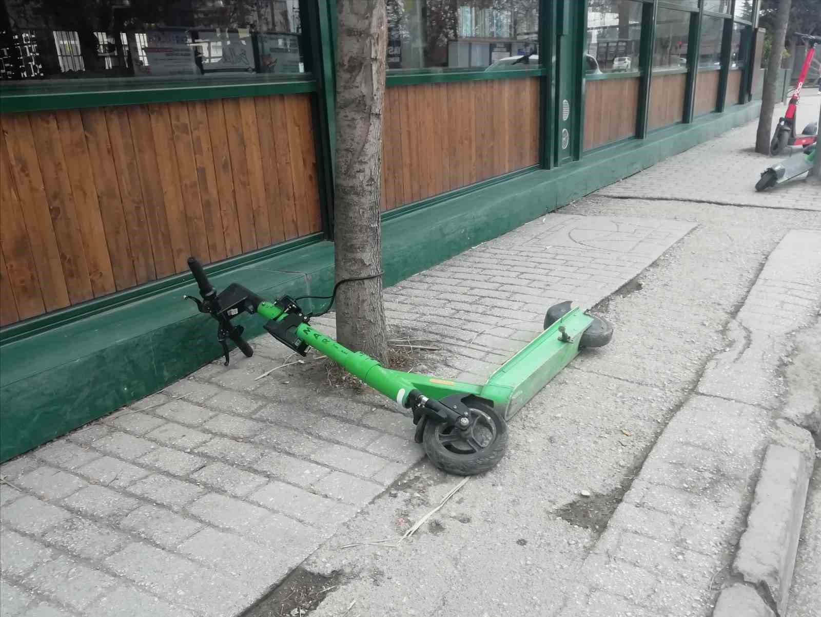 Özensizce park edilen scooterlar kaldırımdan geçenlere engel oluyor