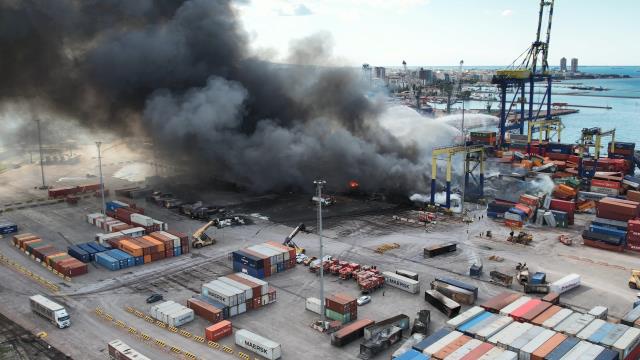 İskenderun Limanı'ndaki yangın 3. gününde! Söndürme çalışmaları sürüyor