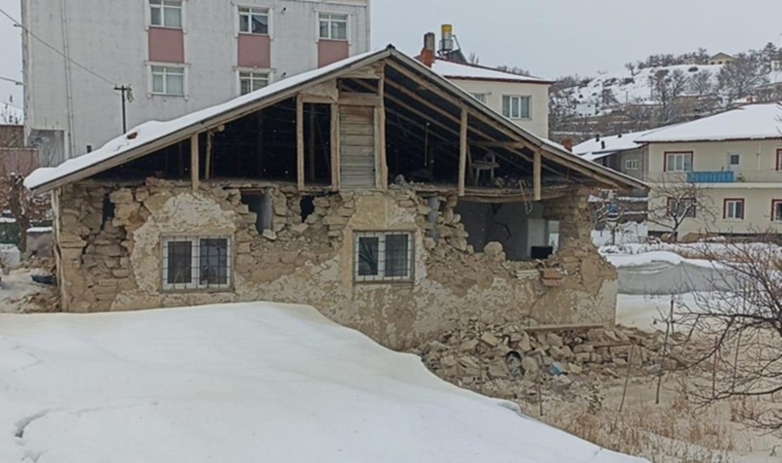 Kahramanmaraş merkezli deprem Sivas'ta da hasara yol açtı