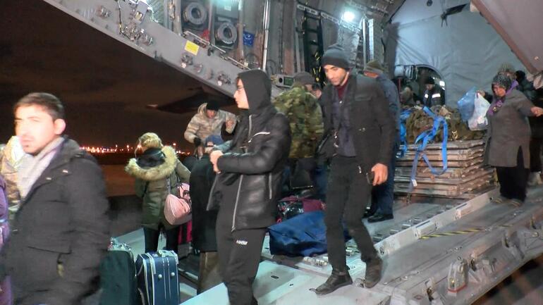 Kahramanmaraş'tan 210 depremzede uçakla İstanbul'a getirildi
