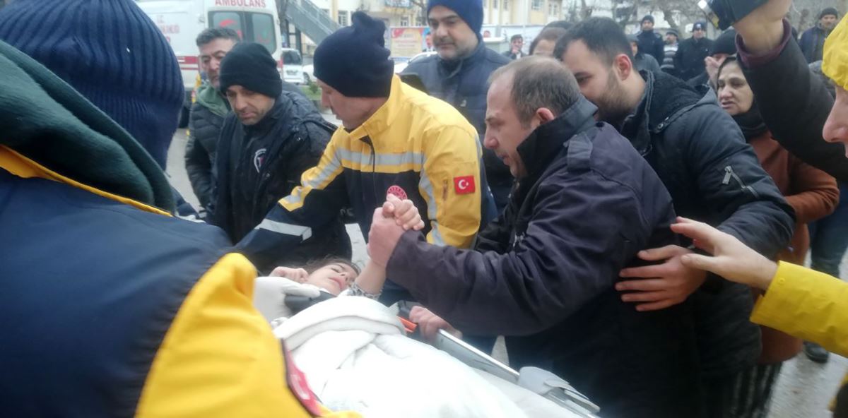 Kahramanmaraş depreminde 7 saat sonra gelen mucize: 5 yaşındaki çocuk kurtarıldı