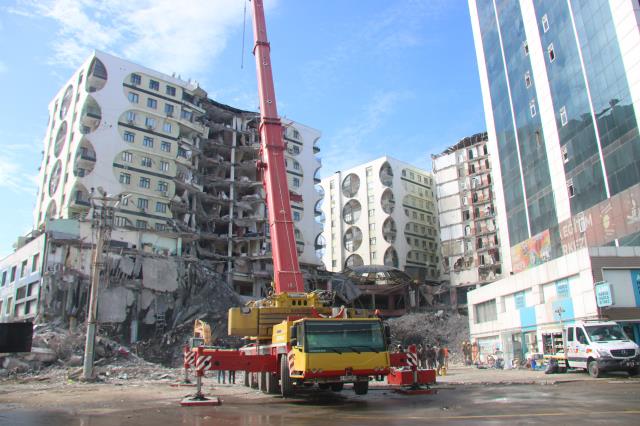 Diyarbakır ve Adıyaman'da yıkılan iki binanın 7 sorumlusu daha gözaltına alındı