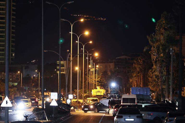 Depremde sönen sokak lambalarına yeniden enerji verilmeye başlandı