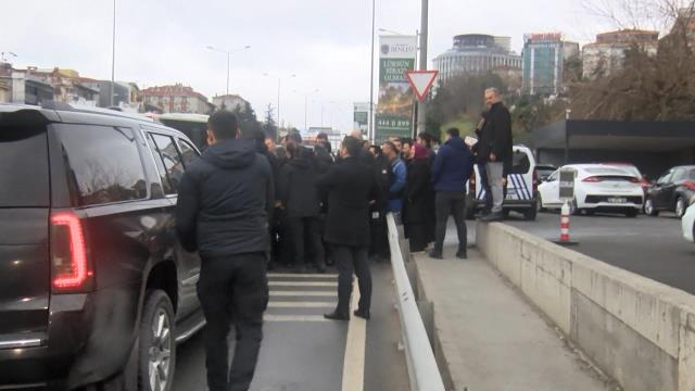 Cumhurbaşkanı Erdoğan, yol kenarındaki vatandaşları görünce makam aracını durdurdu