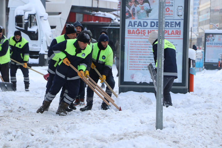 Van'da kar yağışı; 67 yerleşim yerine ulaşım yok