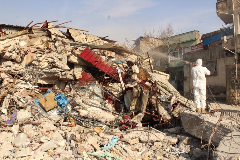 Kahramanmaraş'ta enkaz alanları ilaçlandı