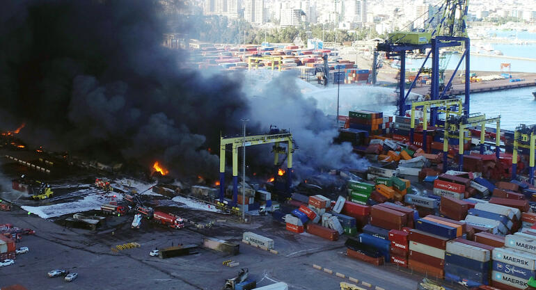 İskenderun Limanı'ndaki yangına ekipler havadan ve karadan müdahale ediyor