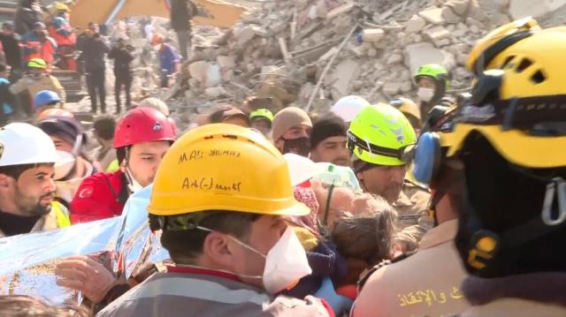 Depremin 176. saatinde Serap enkazdan sağ çıkarıldı, duyulan 