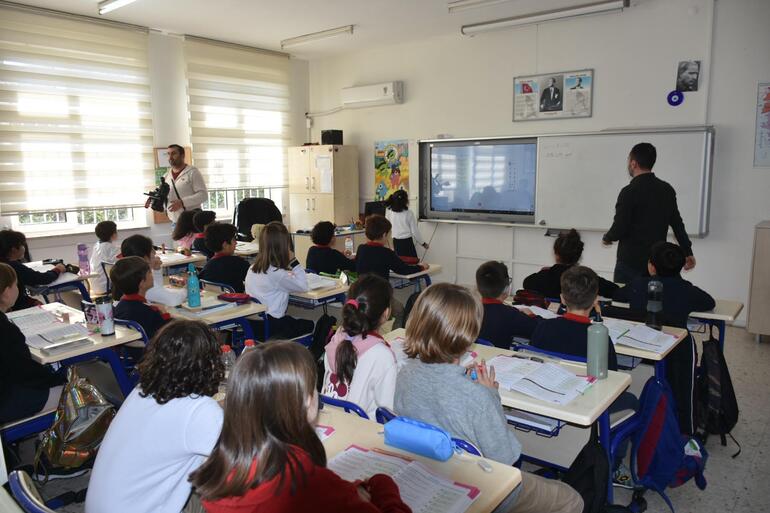 İzmir'de 2 bin 234 depremzede öğrenci dersbaşı yaptı