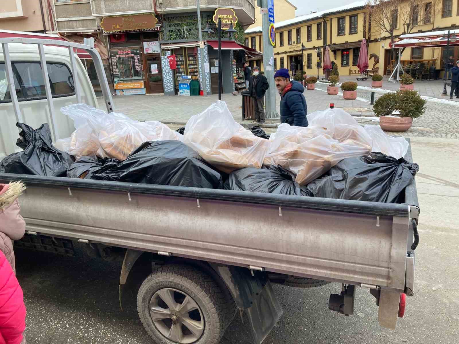 Deprem bölgesi için 24 saat ekmek üretiyorlar