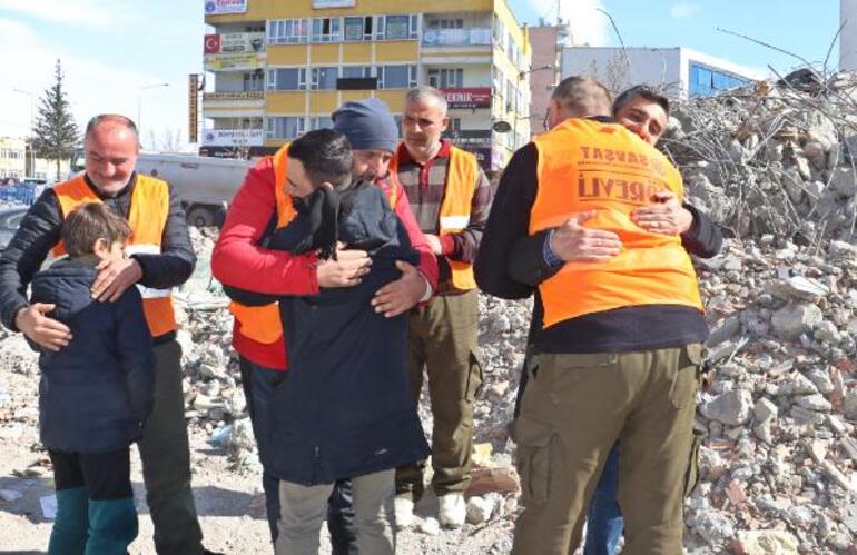 Depremzede Esma'dan, AFAD gönüllüsüne ağlatan istek: Beni çıkartmaya ayağım engel oluyorsa kesebilirsiniz