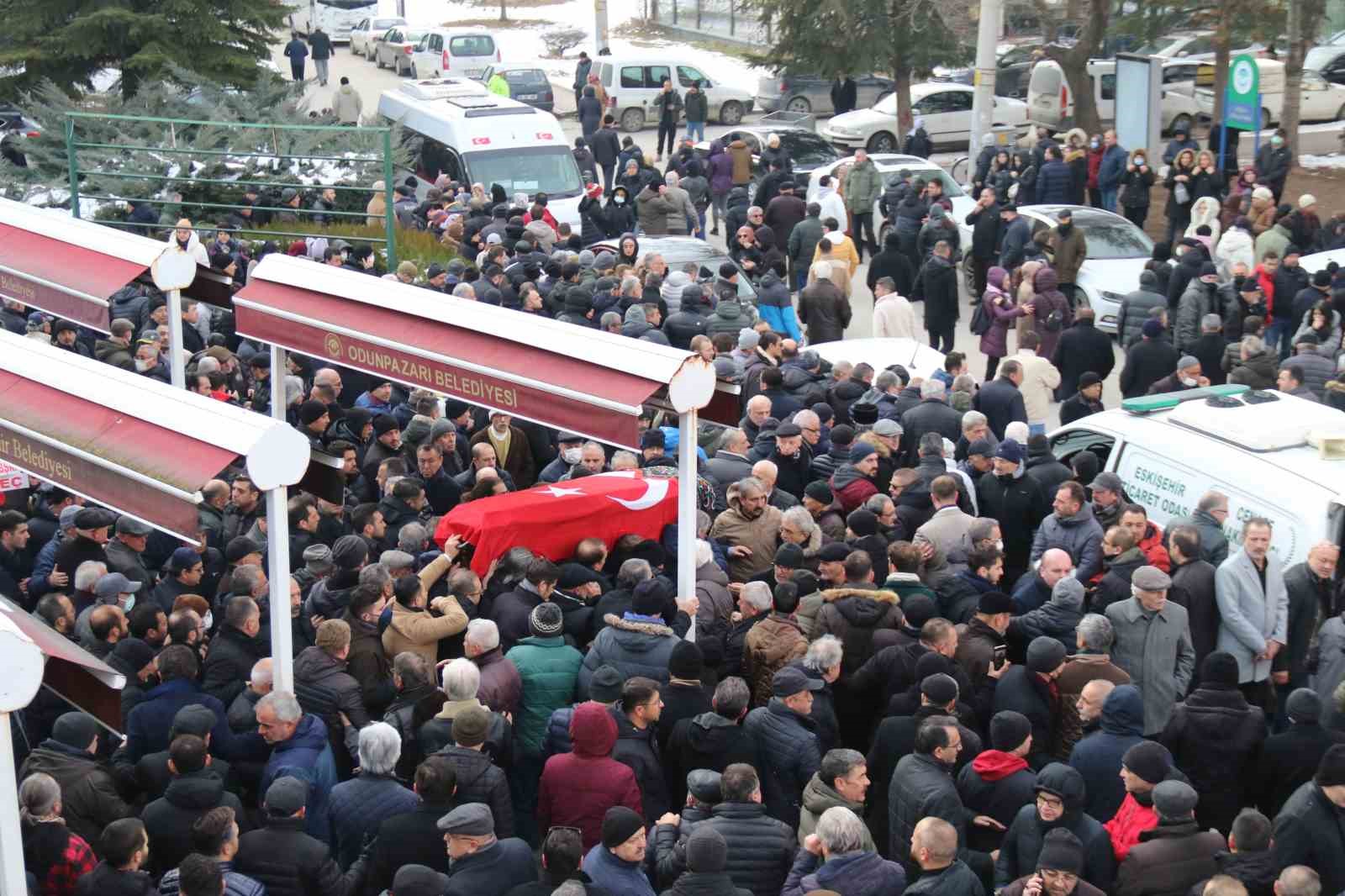Depremde hayatını kaybeden genç icra müdürü Eskişehir’de toprağa verildi