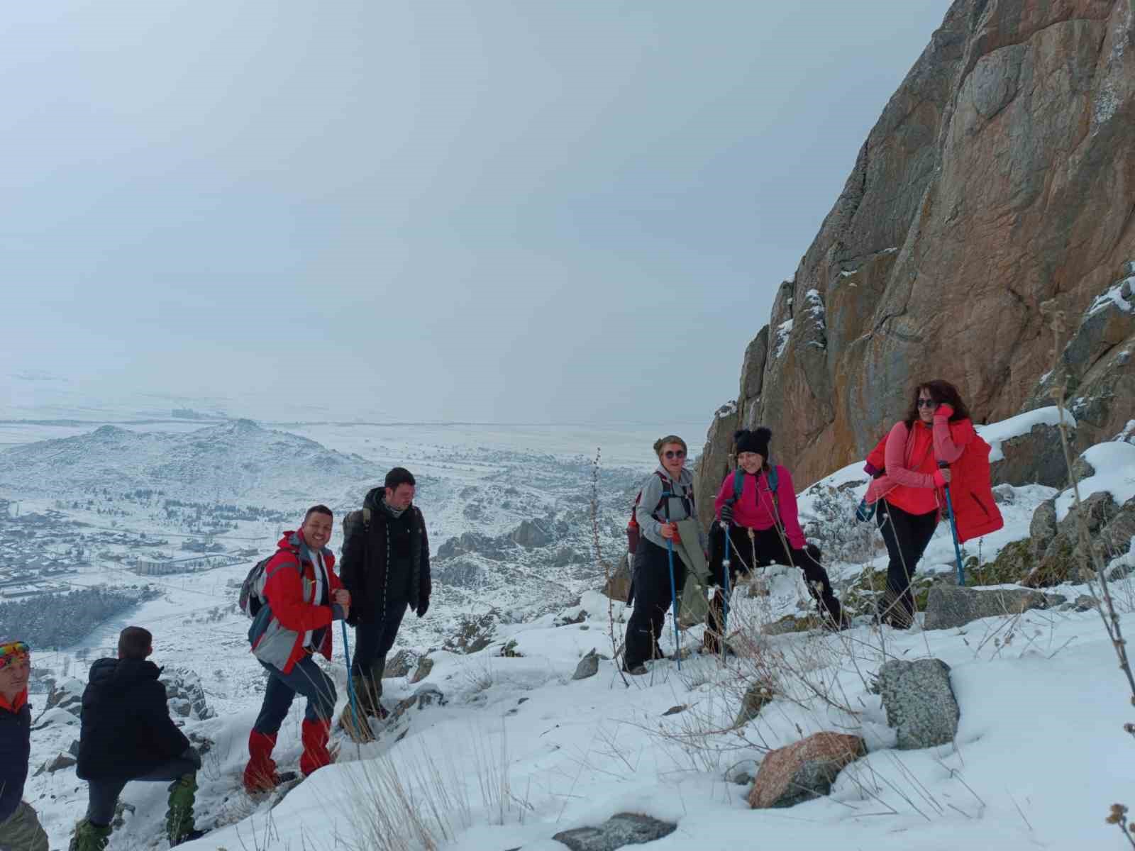 Doğa tutkunlarından 10 kilometrelik Gönül Dağı tırmanışı