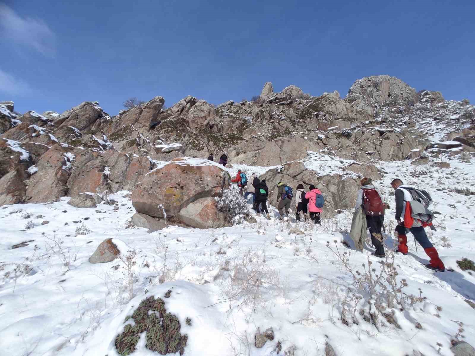 Doğa tutkunlarından 10 kilometrelik Gönül Dağı tırmanışı