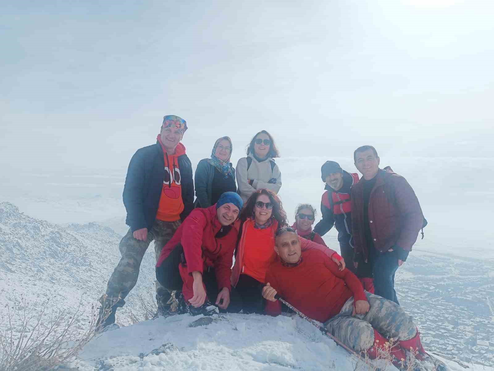 Doğa tutkunlarından 10 kilometrelik Gönül Dağı tırmanışı