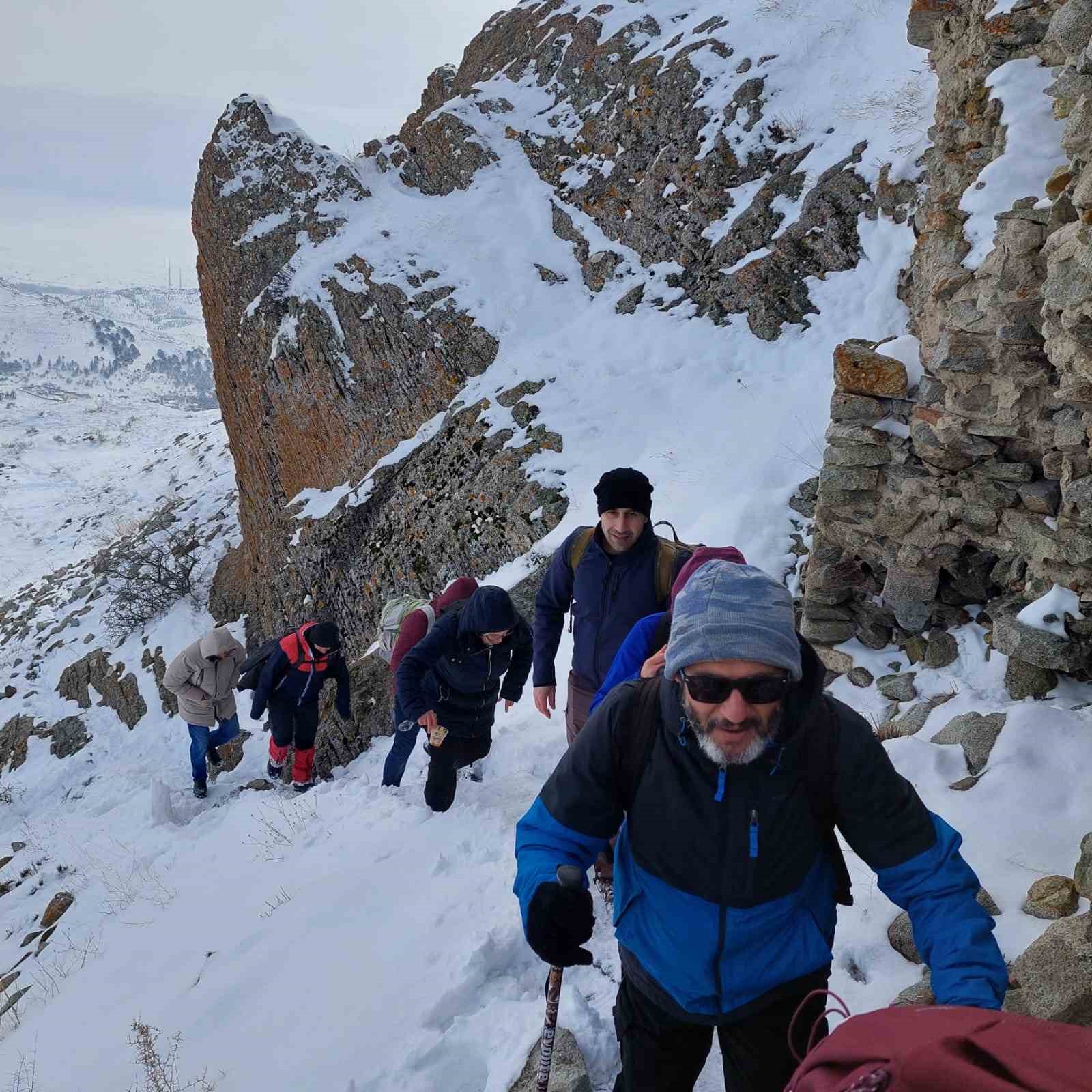 Doğa tutkunlarından 10 kilometrelik Gönül Dağı tırmanışı