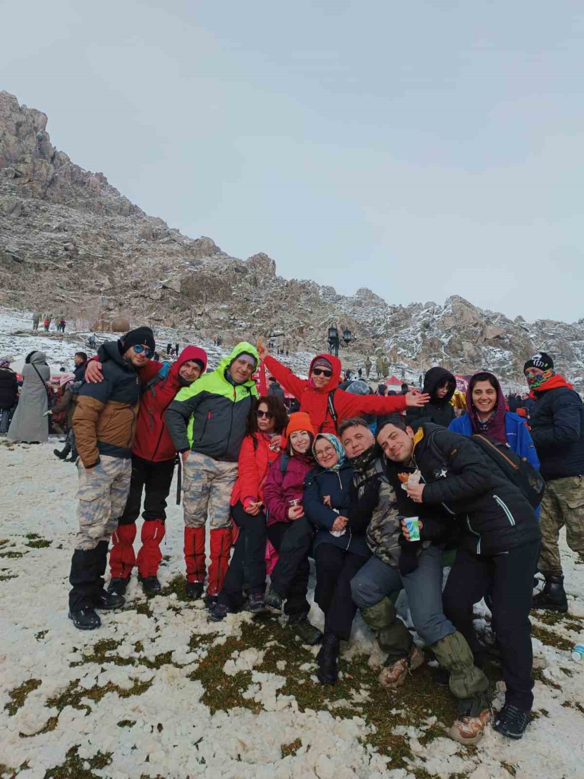 Doğa tutkunlarından 10 kilometrelik Gönül Dağı tırmanışı